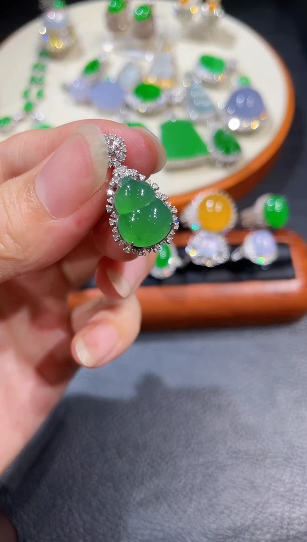 吊坠(不含链)18K金镶嵌翡翠葫芦