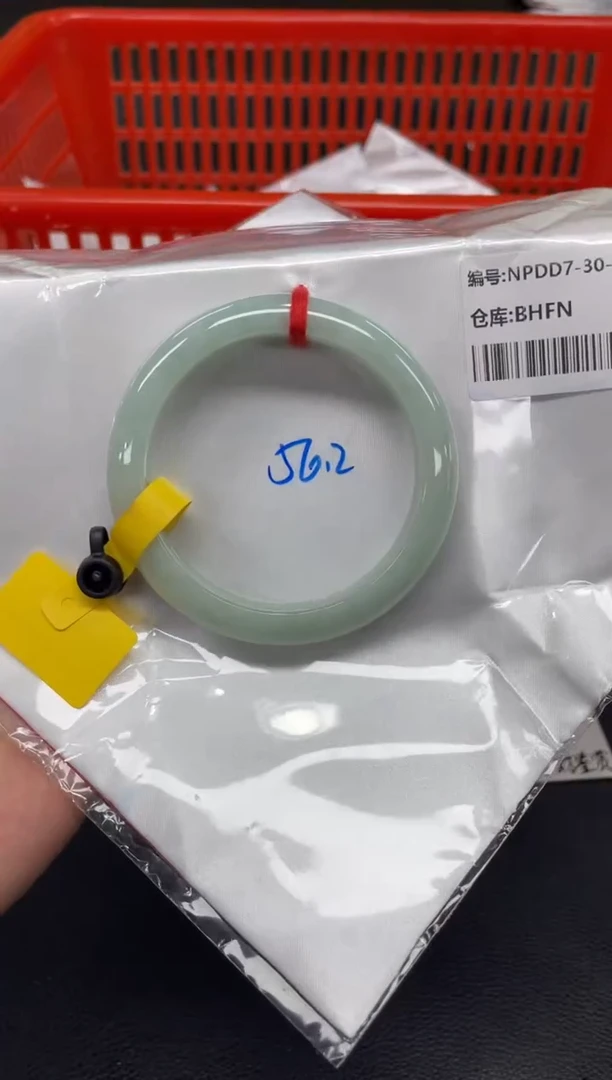 翡翠手镯未镶嵌翡翠手镯