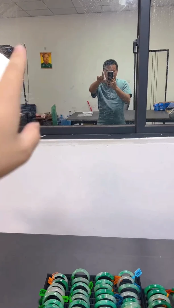 石英质玉（非洲翠）手镯未镶嵌1