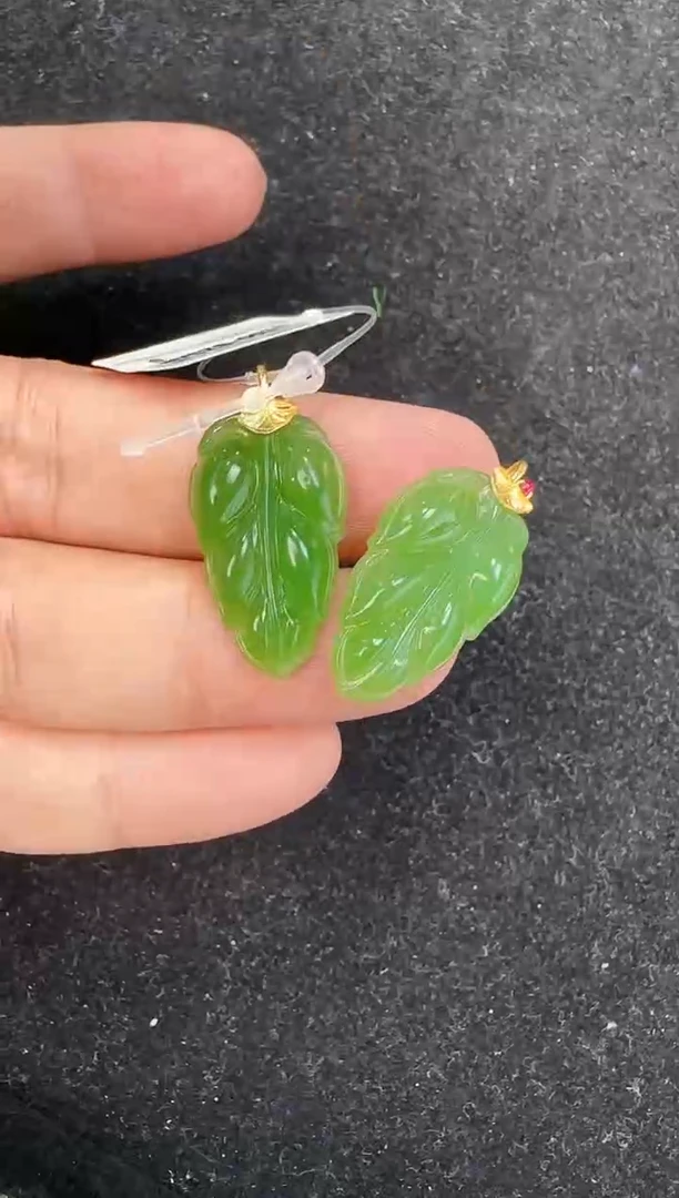 颈饰18K金镶嵌和田玉树叶多样性发一