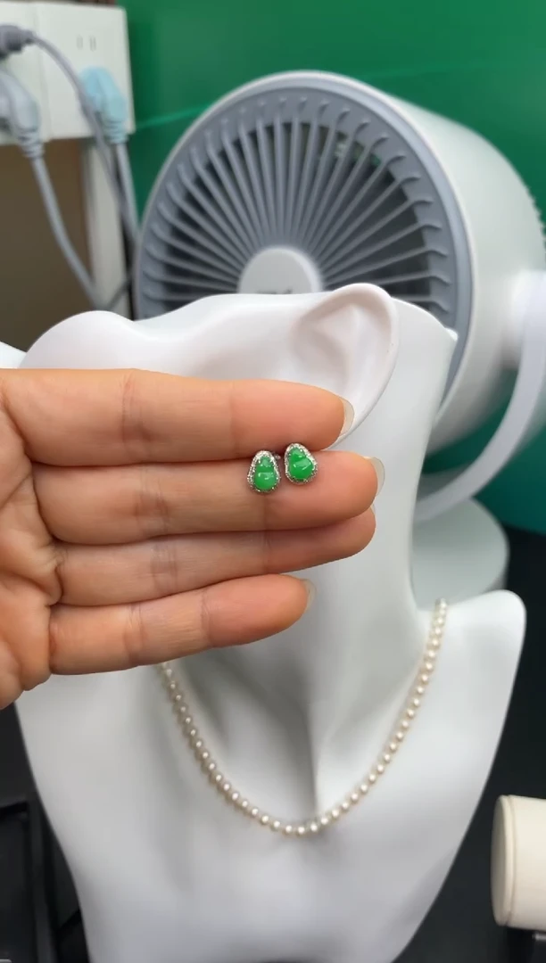 颈饰18K金镶嵌翡翠天然翡翠A货