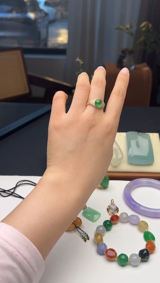 18K金镶嵌戒指翡翠