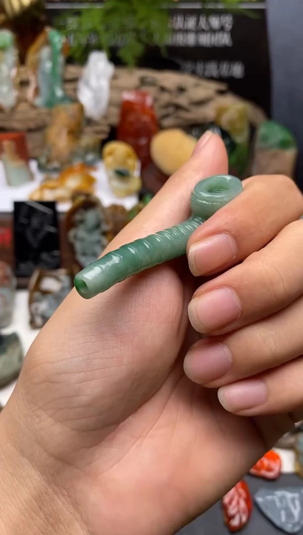 颈饰未镶嵌翡翠小烟斗辣阳绿