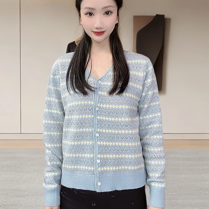 小香风V领软糯毛衣针织开衫女春季新款时尚百搭镂空毛针织衫上衣