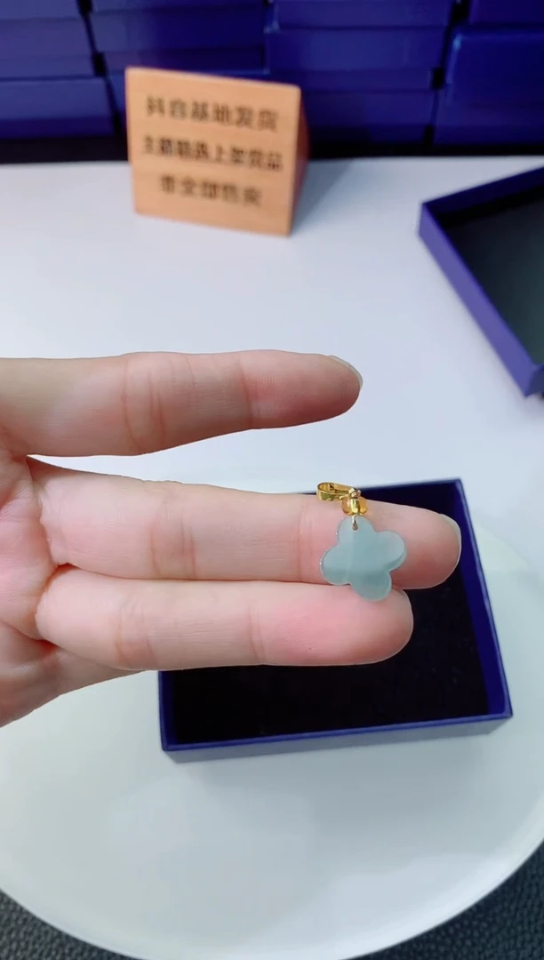翡翠未镶嵌颈饰      `