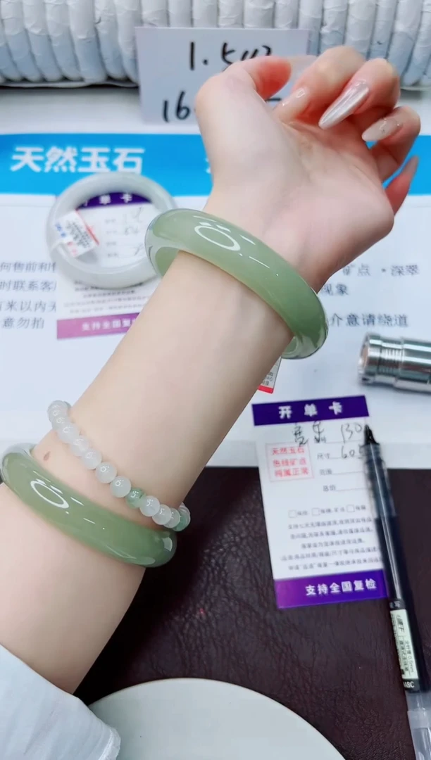 石英质玉手镯未镶嵌130/60