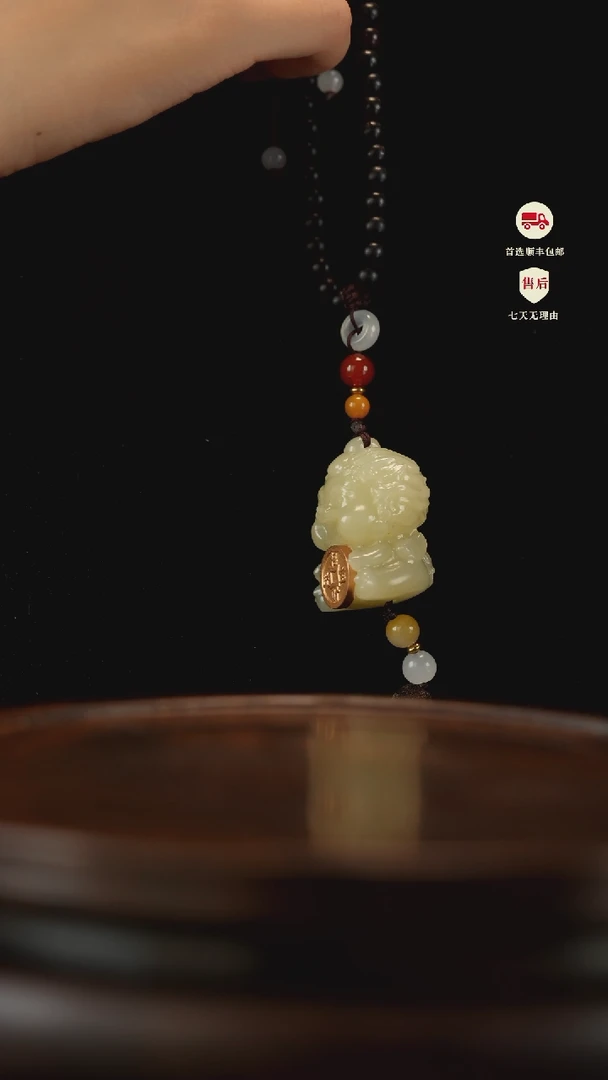 云南石竹叶青雕刻：貔貅抱金币挂件
