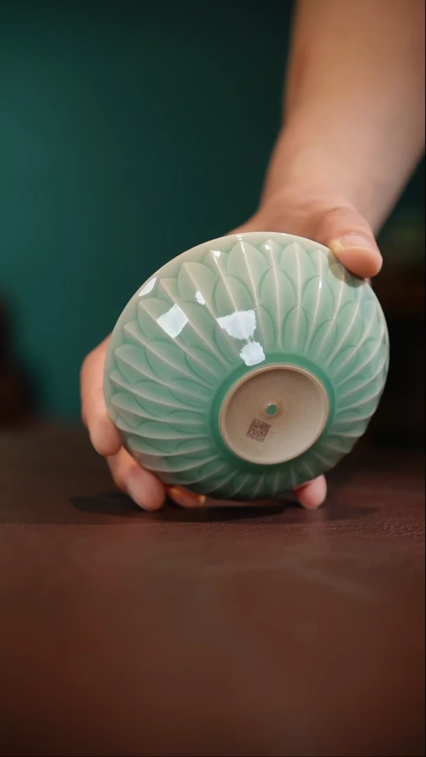 11-5莲瓣纹大普洱盏（老釉梅子青物衍山仿）