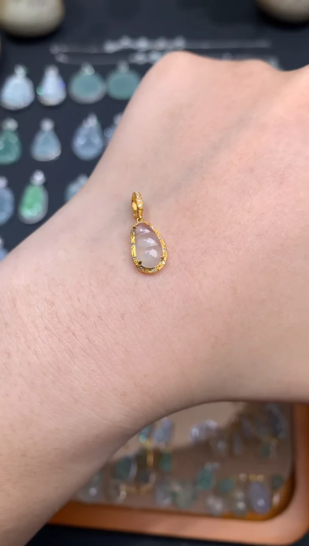 翡翠18K金镶嵌颈饰豆子