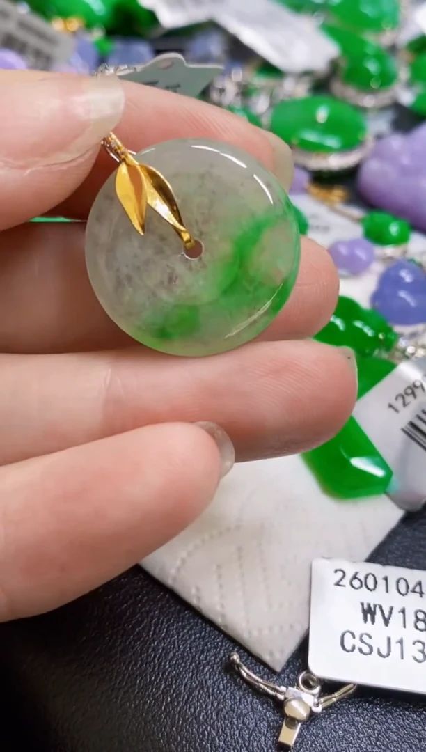 颈饰18K金镶嵌翡翠扣