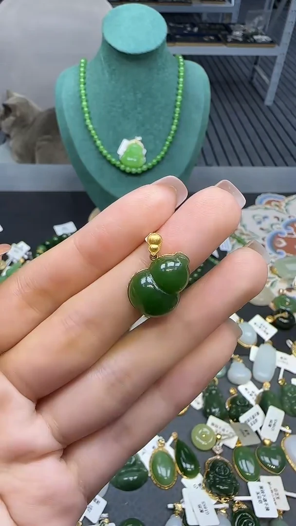 18K金镶嵌和田玉挂件1