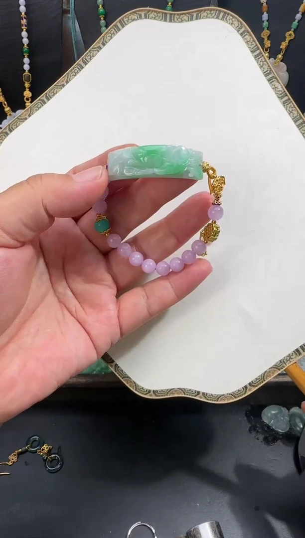 【闪购商品】翡翠未镶嵌颈饰拍照