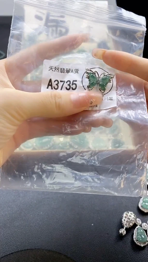 翡翠未镶嵌吊坠(赠链)天然翡翠A货
