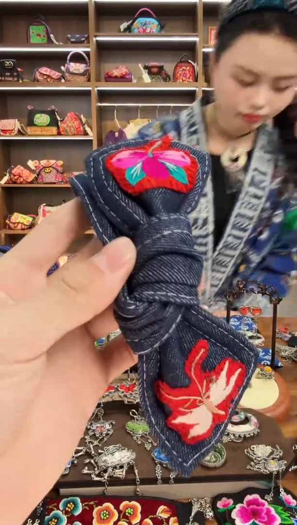 【闪购商品】织绣A31蒙阿苏苗绣传承