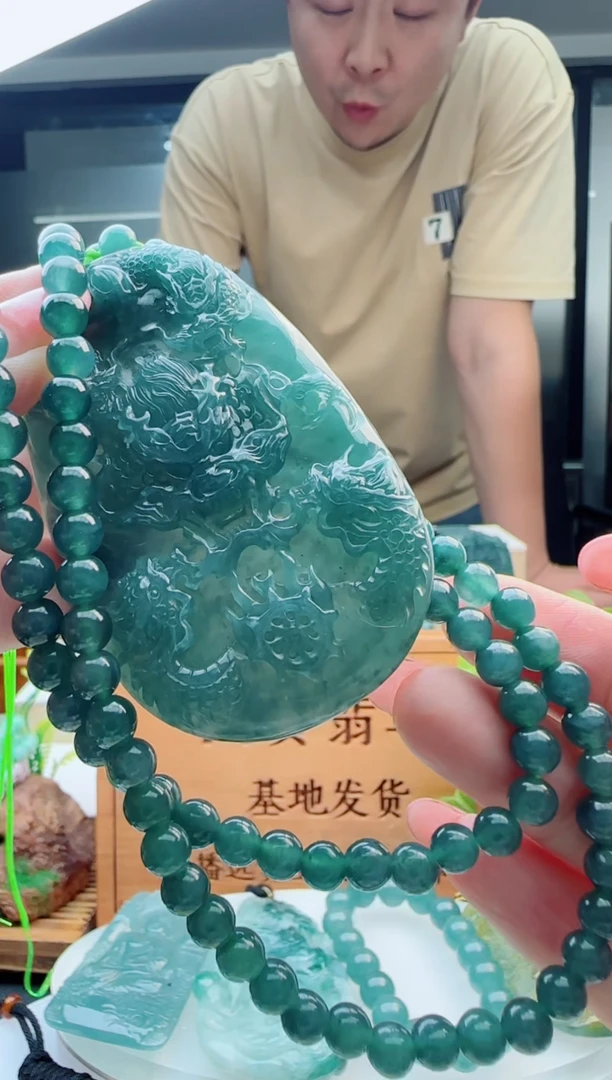 翡翠未镶嵌颈饰多样性发货其中一件