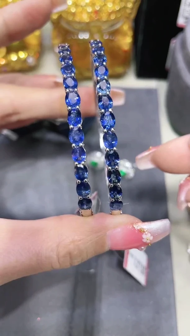 18K金镶嵌蓝宝石手镯 多样性发其一