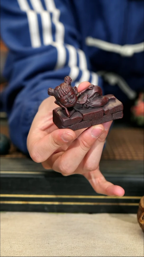 【闪购商品】紫砂茶壶4侧卧哪吒 龙血砂