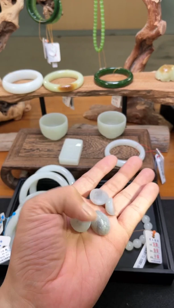 未镶嵌和田玉珠宝半成品新疆黑山 蛋面多样性发一