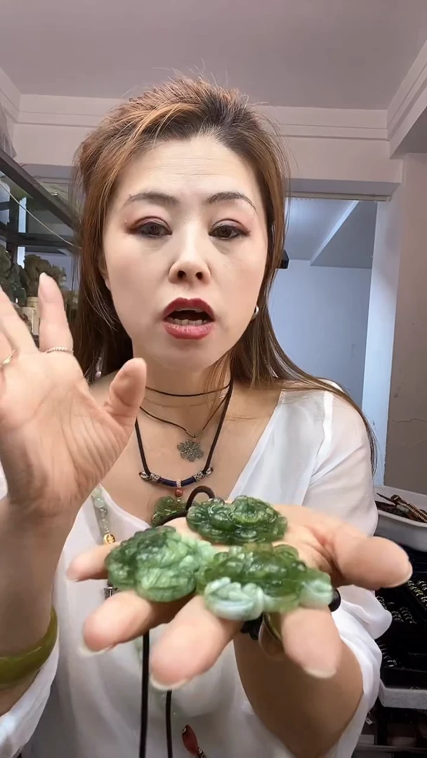 蛇纹石玉未镶嵌吊坠多样性发货其中之一