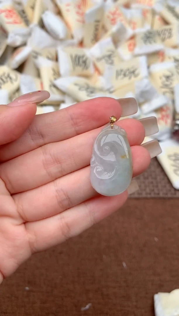 18K金镶嵌挂件翡翠一