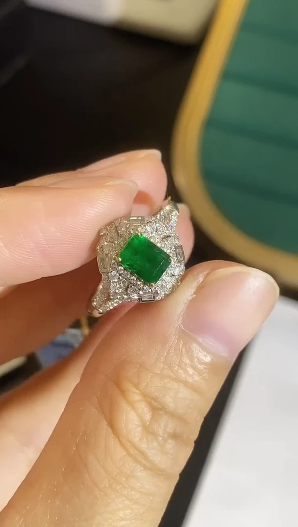 18K金镶嵌戒指祖母绿戒指