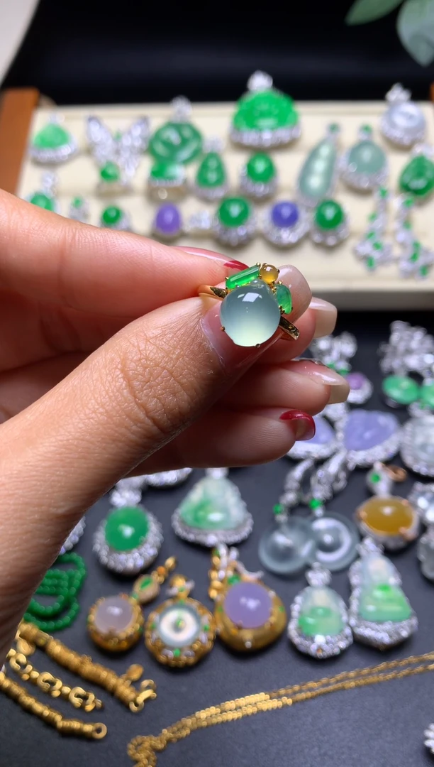 18K金镶嵌戒指翡翠翡翠随形蛋面戒指