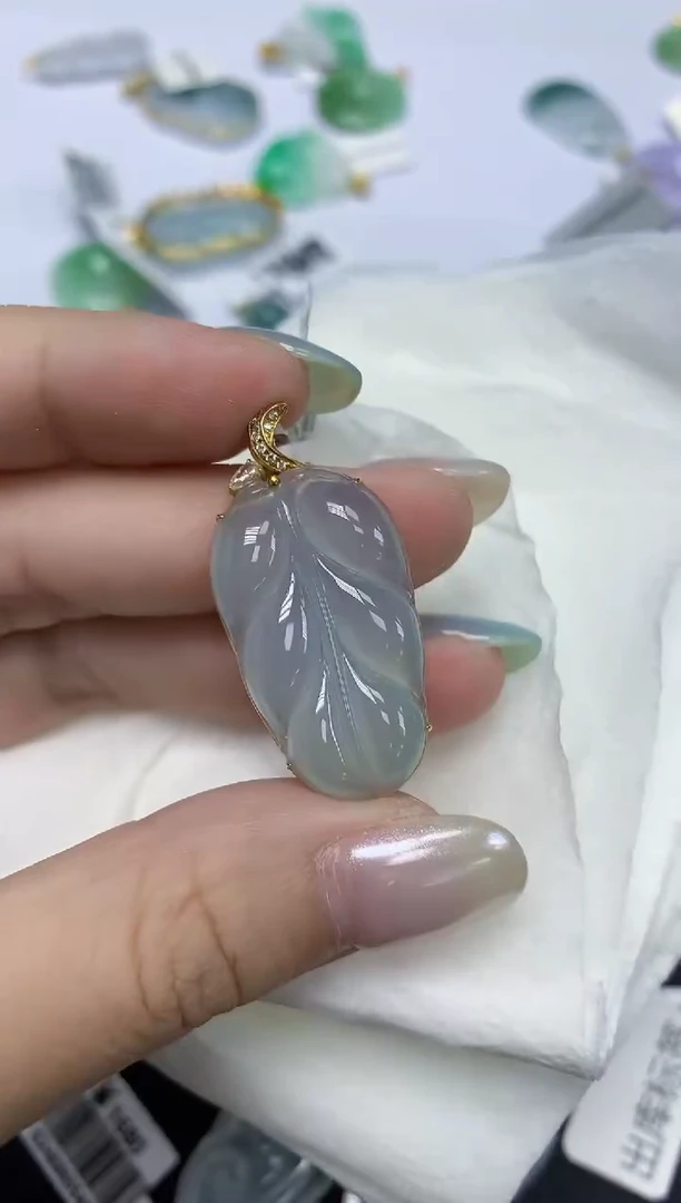 翡翠18K金镶嵌颈饰天然缅甸翡翠A货