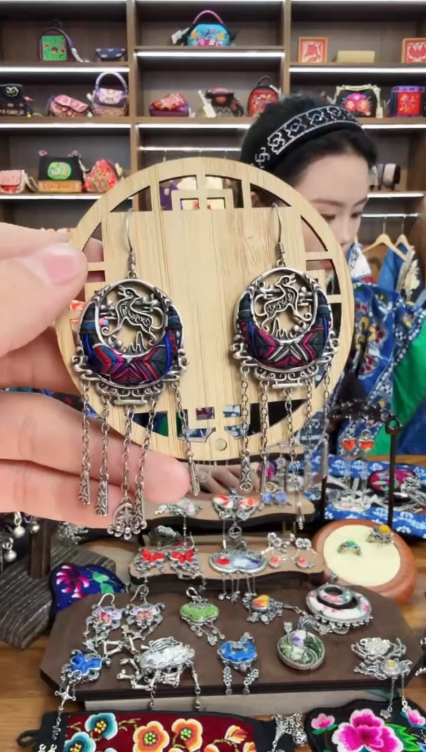 【闪购商品】织绣57蒙阿苏苗绣传承