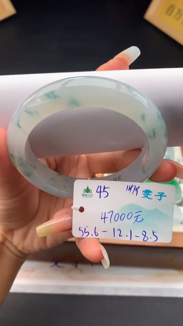 未镶嵌手镯翡翠自带#送人#，联系客服核对地址~
