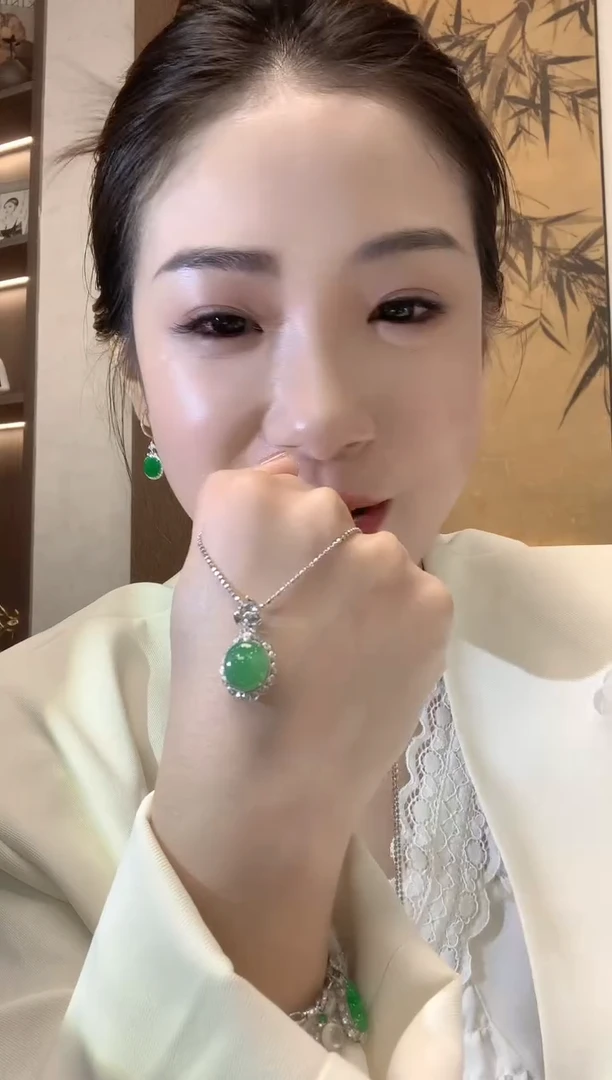 【闪购商品】翡翠吊坠(不含链)18K金镶嵌A31
