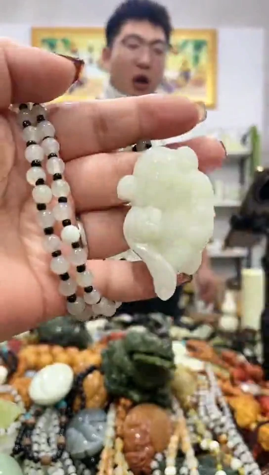 未镶嵌蛇纹石玉吊坠