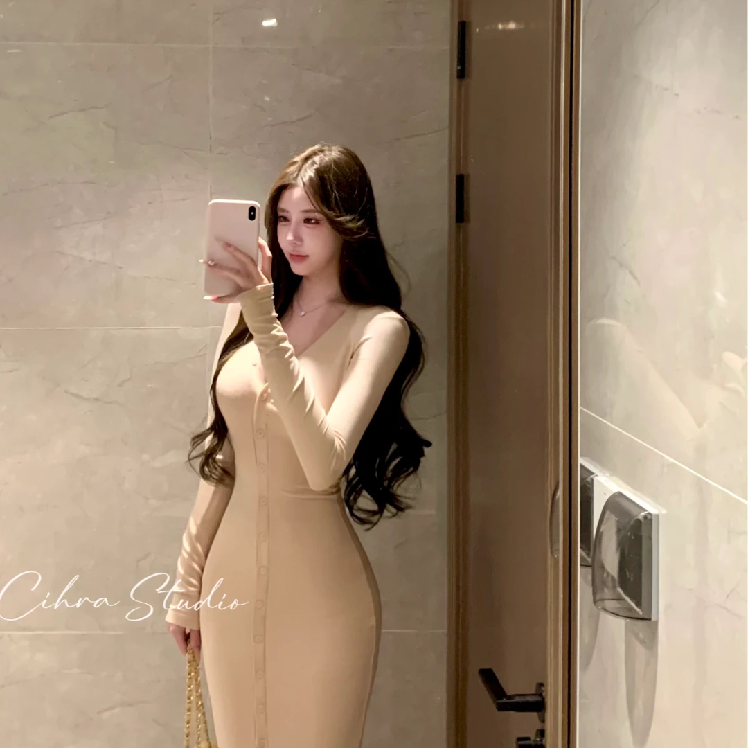 Cihra【人鱼曲线感】纯欲V领纯色单排扣修身显瘦收腰长袖连衣裙长裙