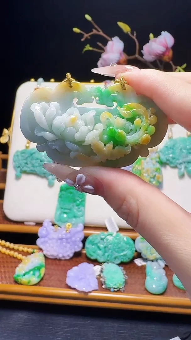翡翠未镶嵌颈饰如意锁