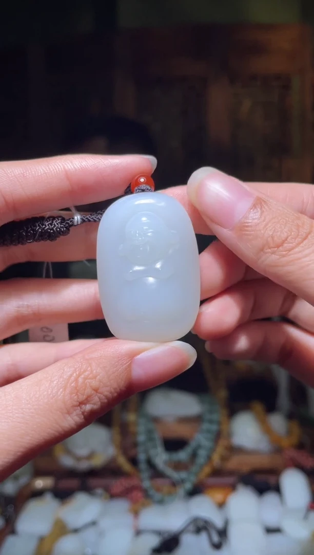 颈饰未镶嵌和田玉佛