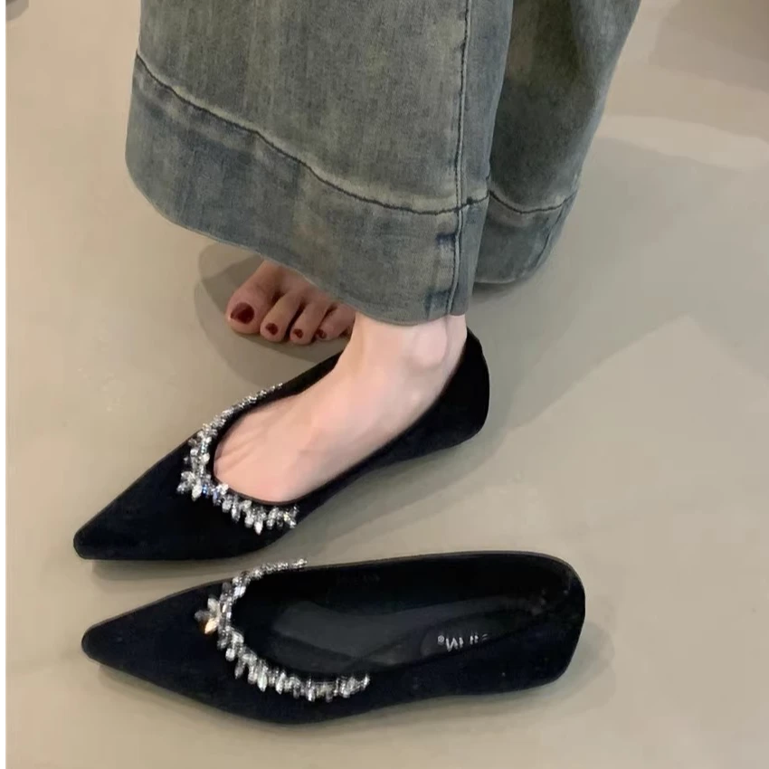 NQL-D98-2气质水钻尖头单鞋女2025年法式丝绒红色浅口软底晚晚鞋