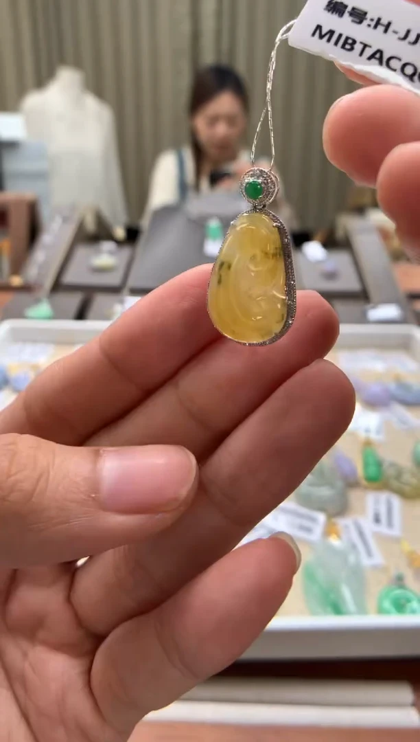 翡翠18K金镶嵌颈饰如意
