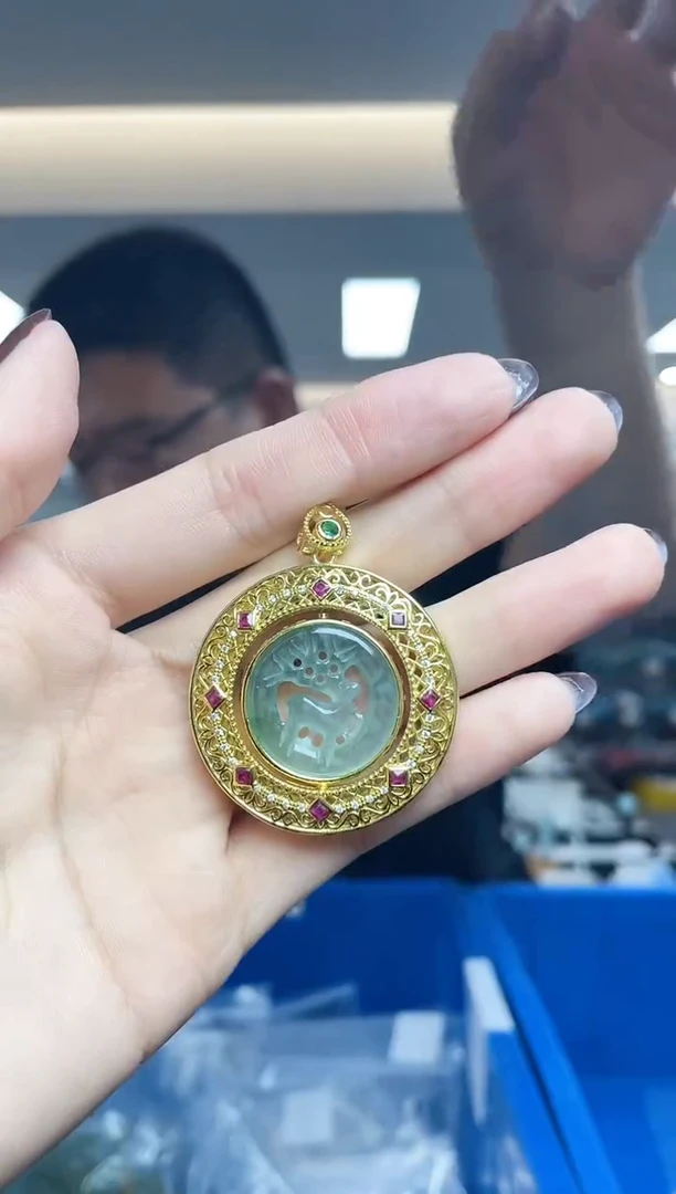 翡翠未镶嵌颈饰（多样性发一件）
