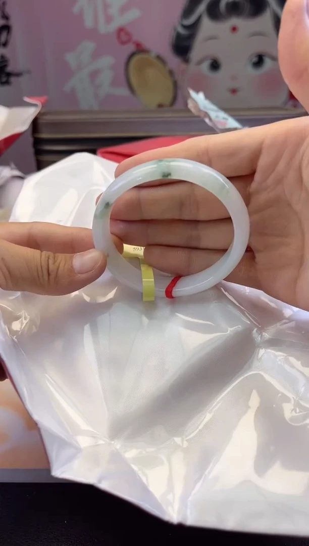 【闪购商品】翡翠手镯（贵妃镯）未镶嵌翡翠手镯1