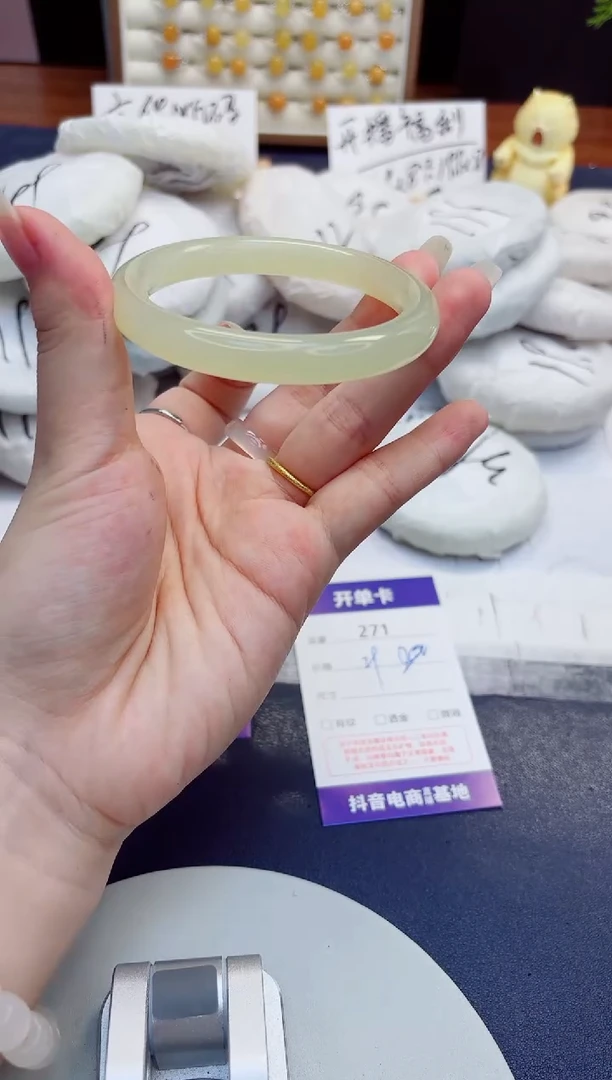 未镶嵌手镯石英质玉271-美人条晴水-圈口56