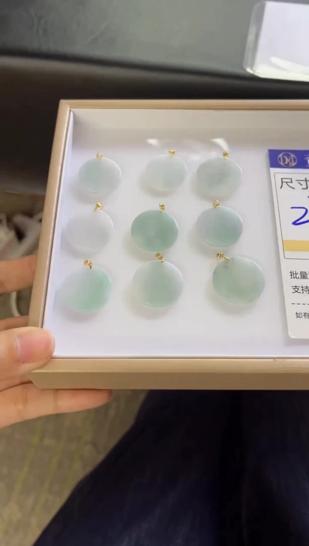 颈饰18K金镶嵌翡翠K122 /多样性发一件/配绳子