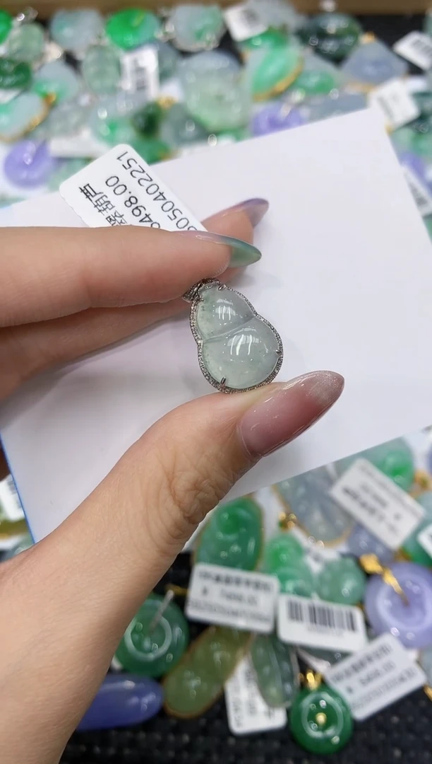 翡翠18K金镶嵌颈饰111111111111