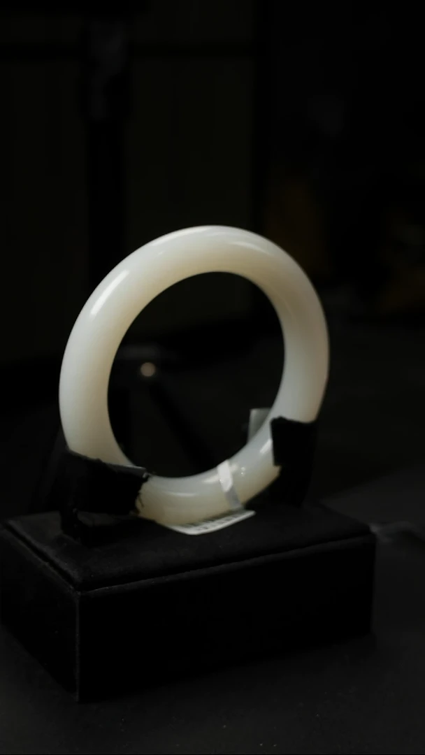 未镶嵌手镯和田玉且末料暖白色手镯56.5圈