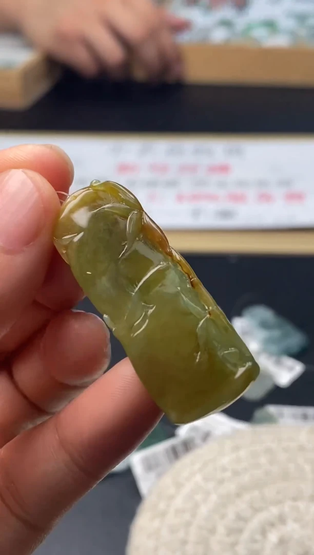 定制翡翠未镶嵌翡翠毛货多样性发一