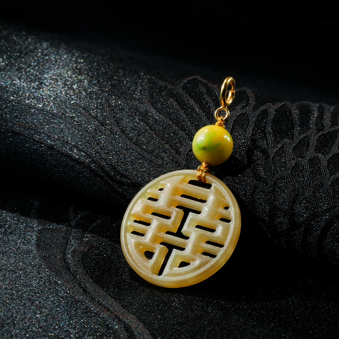 【意婵】《满喜》天然和田玉且末糖精雕双喜圆牌吊坠18K金翡翠-910069