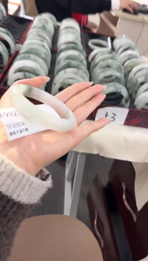 未镶嵌手镯石英质玉a982