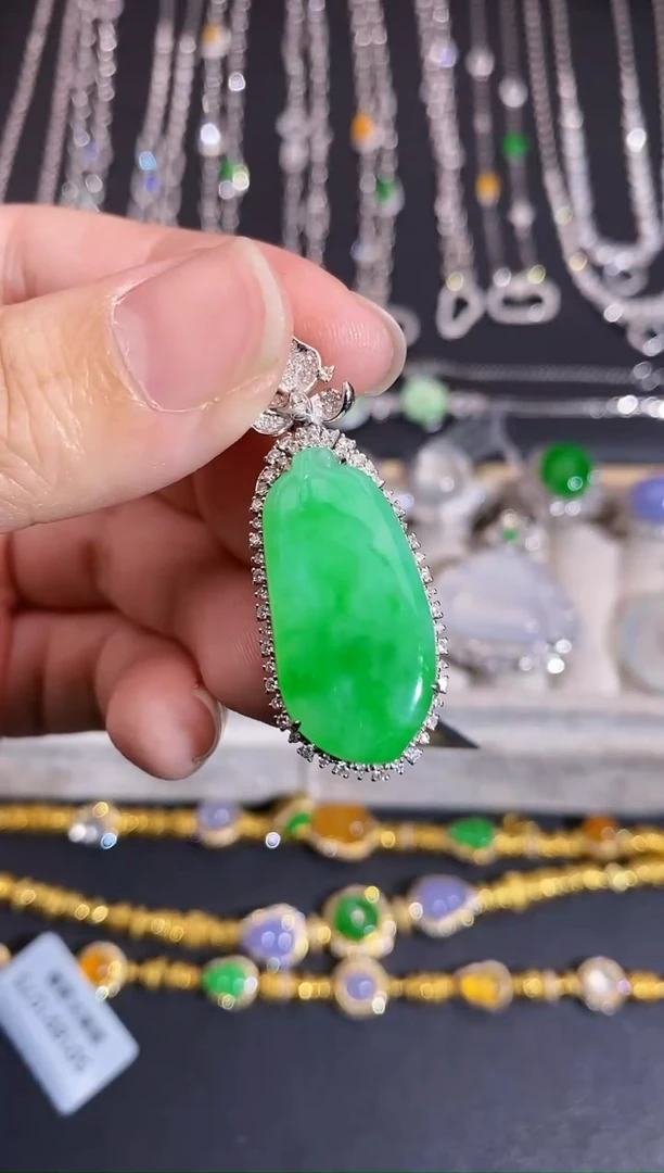 颈饰18K金镶嵌翡翠吊坠