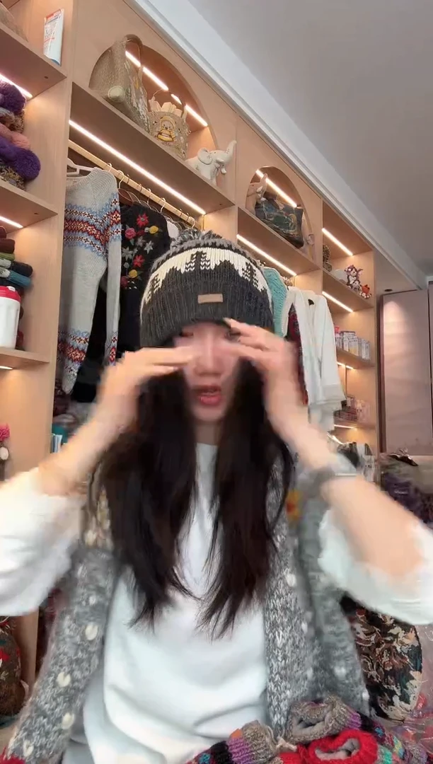 羊毛美利奴黑灰色小树翻遍
