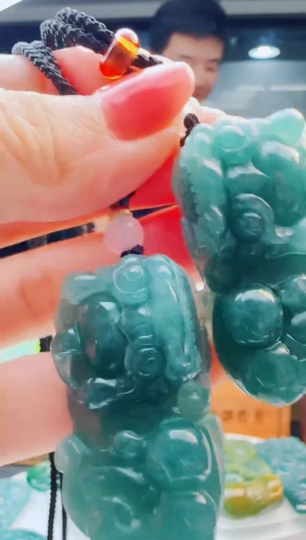 翡翠未镶嵌颈饰多样性发货其中一件