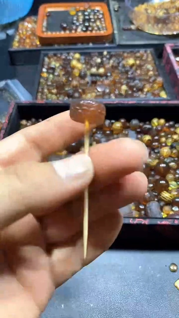 绿珀颈饰未镶嵌天然缅甸琥珀并蒂莲