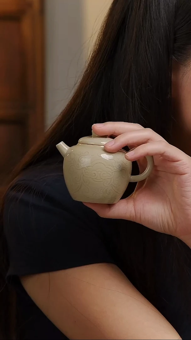 缠枝灵芝巨轮珠壶